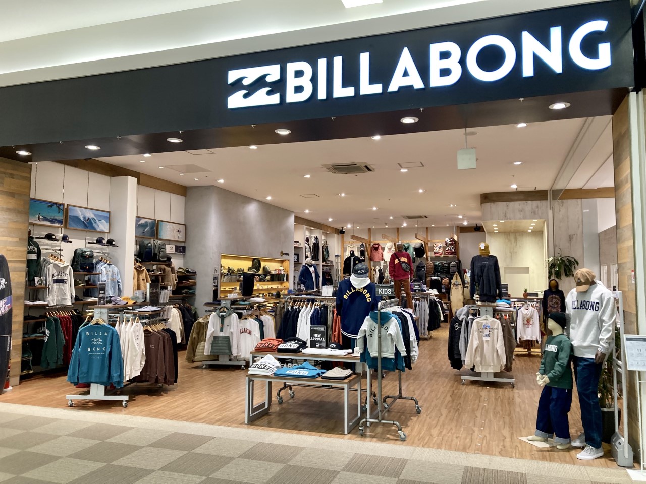 サーフィン・アウトドアスポーツ用品の接客・販売スタッフ（BILLA BONG STORE（ビラボンストア）　イオンモール浜松市野店）の求人画像１